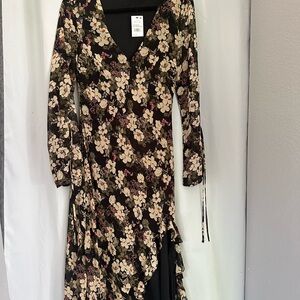 NWT ASTR the labelFloral V-Neck Long Sleeve Dress